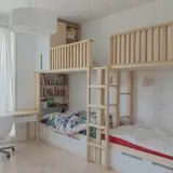 Smart lösning för att dela ett rum till två barnrum med våningssängar, förvaring och skrivbord.
