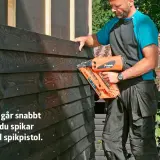 Man spikar panel med spikpistol. Det går snabbt och effektivt att bygga med rätt verktyg.
