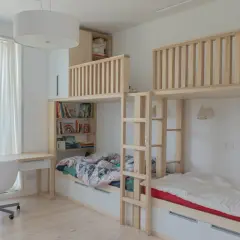 Smart lösning för att dela ett rum till två barnrum med våningssängar, förvaring och skrivbord.