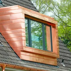 Nybyggd takkupa i koppar ger huset ett modernt utseende.
