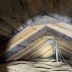 Takbjälkar i ett hus med synlig fukt och mörka fläckar, som kan tyda på svamp i huset.