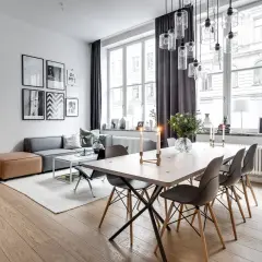 Inspirerande matbord i vardagsrummet med moderna stolar, ljus och blommor.
