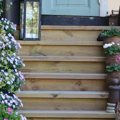 Välkommen hem! En vacker utomhus trappa med blommor och dekorationer. Perfekt för att bygga trappa utomhus.