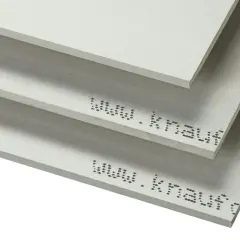 Tre staplade gipsskivor visar olika gipsskiva tjocklek. Texten "www.kras" är tryckt på skivorna.