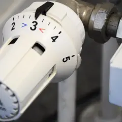 Termostat på element inställd på 3. Vrid för att ta bort element om det behövs.