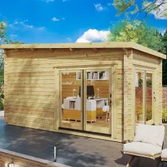 En modern friggebod med stora glaspartier, perfekt för att bygga ett eget kontor eller gästrum i trädgården.