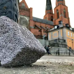 En sten av siporex, likt en bit av en gammal byggnad, ligger framför Uppsala domkyrka. Kanske en påminnelse om att även material som siporex kan innehålla radon.