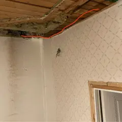 Renovera murstocken är ett viktigt steg. Synliga skador och isolering visar behovet av åtgärder.