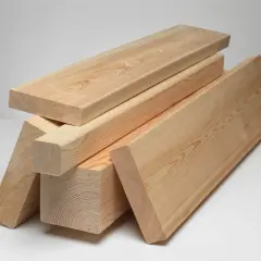 Staplade träbjälkar, redo att bli sunda byggvaror för ditt nästa projekt.