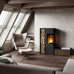 En modern, putsad kamin med vedförvaring värmer upp ett mysigt vardagsrum med takfönster och bekväma möbler.
