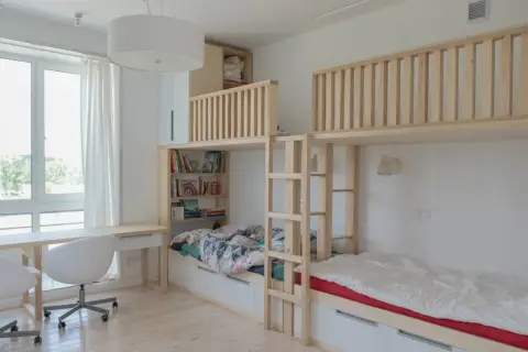 Smart lösning för att dela ett rum till två barnrum med våningssängar, förvaring och skrivbord.