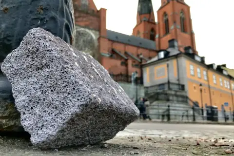 En sten av siporex, likt en bit av en gammal byggnad, ligger framför Uppsala domkyrka. Kanske en påminnelse om att även material som siporex kan innehålla radon.