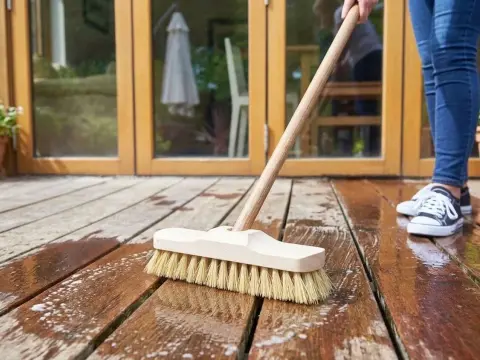 Såpa till trall - så får du en matt och lättskött altan