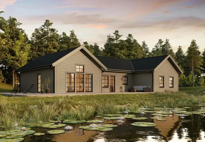 Modernt hus med brun fasad vid en näckrosdamm, omgivet av skog.