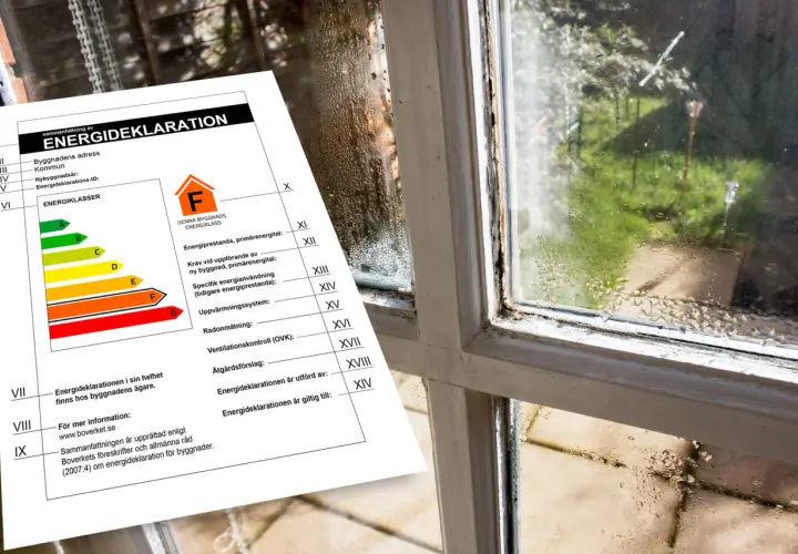 Energideklaration med klass F bredvid ett gammalt, immat fönster.