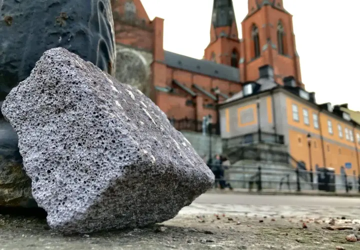 En sten av siporex, likt en bit av en gammal byggnad, ligger framför Uppsala domkyrka. Kanske en påminnelse om att även material som siporex kan innehålla radon.