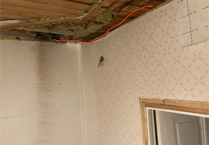 Renovera murstocken är ett viktigt steg. Synliga skador och isolering visar behovet av åtgärder.