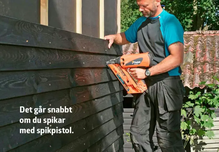 Man spikar panel med spikpistol. Det går snabbt och effektivt att bygga med rätt verktyg.