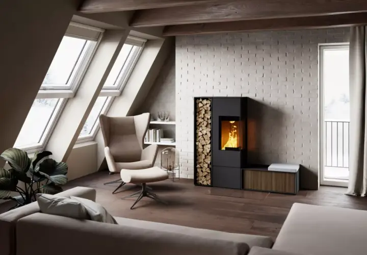 En modern, putsad kamin med vedförvaring värmer upp ett mysigt vardagsrum med takfönster och bekväma möbler.