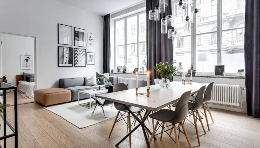 Inspirerande matbord i vardagsrummet med moderna stolar, ljus och blommor.