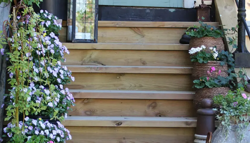 Välkommen hem! En vacker utomhus trappa med blommor och dekorationer. Perfekt för att bygga trappa utomhus.