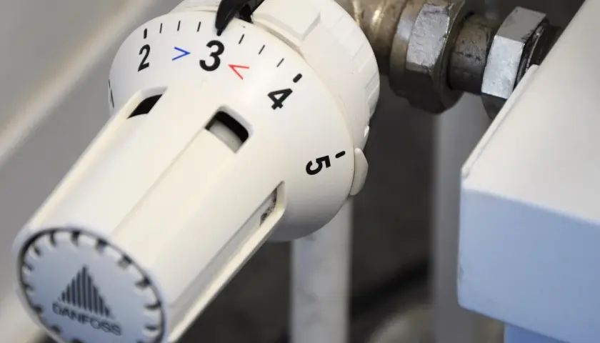 Termostat på element inställd på 3. Vrid för att ta bort element om det behövs.