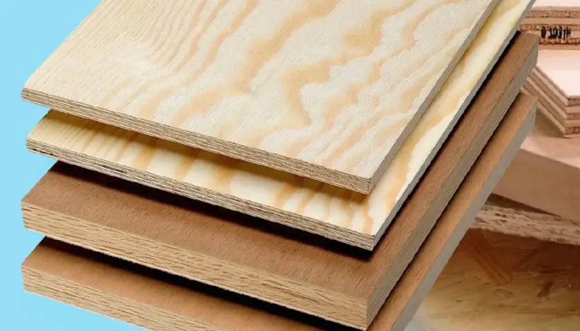 Staplade skivor av plywood utomhus, med tydliga årsringar och lager. Perfekt för byggprojekt som kräver hållbart material.