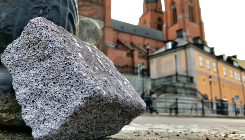 En sten av siporex, likt en bit av en gammal byggnad, ligger framför Uppsala domkyrka. Kanske en påminnelse om att även material som siporex kan innehålla radon.