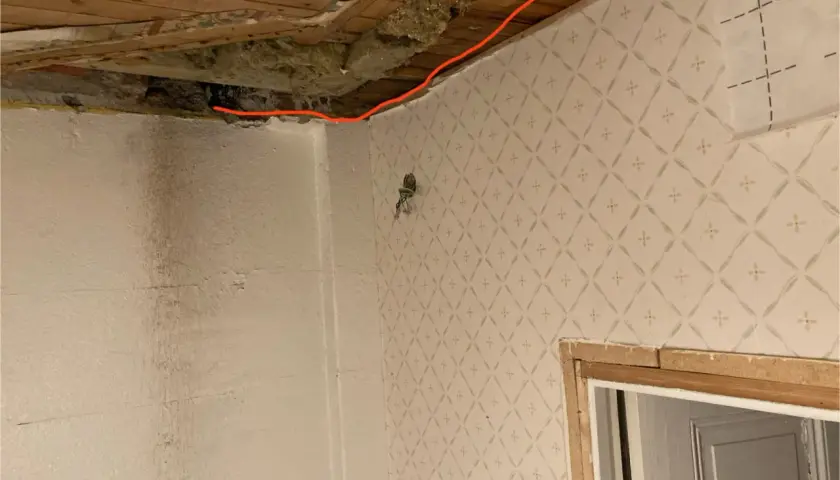 Renovera murstocken är ett viktigt steg. Synliga skador och isolering visar behovet av åtgärder.
