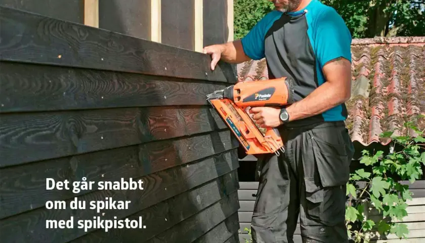 Man spikar panel med spikpistol. Det går snabbt och effektivt att bygga med rätt verktyg.