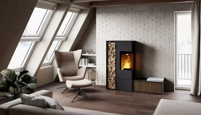 En modern, putsad kamin med vedförvaring värmer upp ett mysigt vardagsrum med takfönster och bekväma möbler.