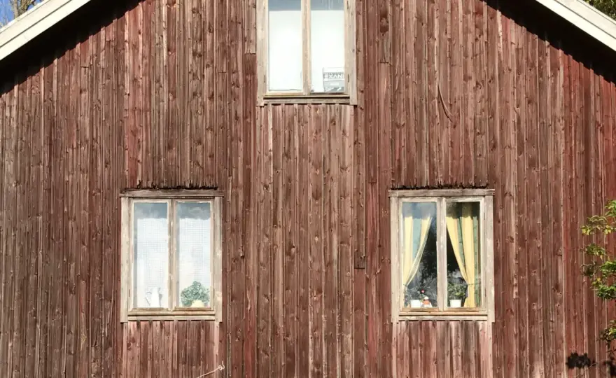 Panel på timmerhus - så undviker du fukt och fel proportioner