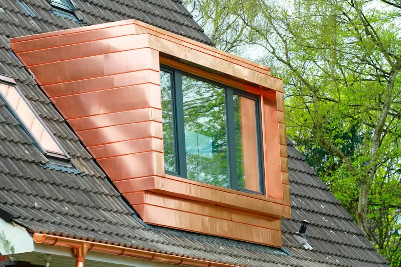 Nybyggd takkupa i koppar ger huset ett modernt utseende.