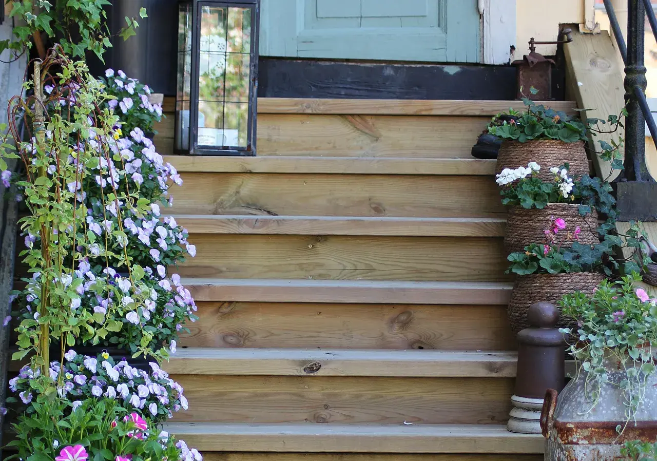 Välkommen hem! En vacker utomhus trappa med blommor och dekorationer. Perfekt för att bygga trappa utomhus.
