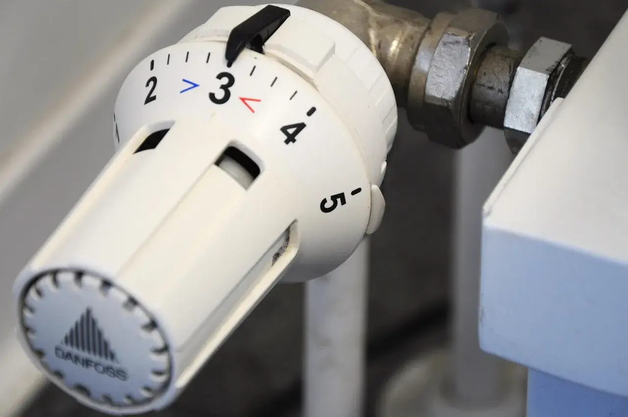 Termostat på element inställd på 3. Vrid för att ta bort element om det behövs.