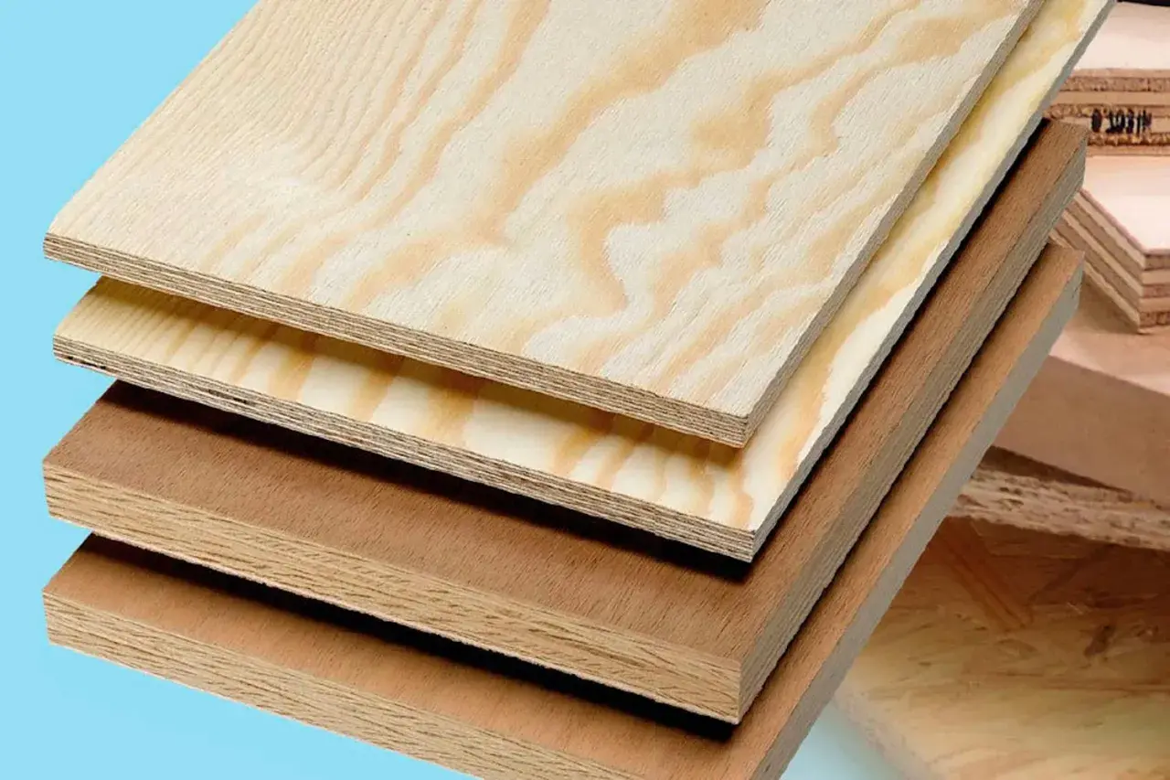 Staplade skivor av plywood utomhus, med tydliga årsringar och lager. Perfekt för byggprojekt som kräver hållbart material.
