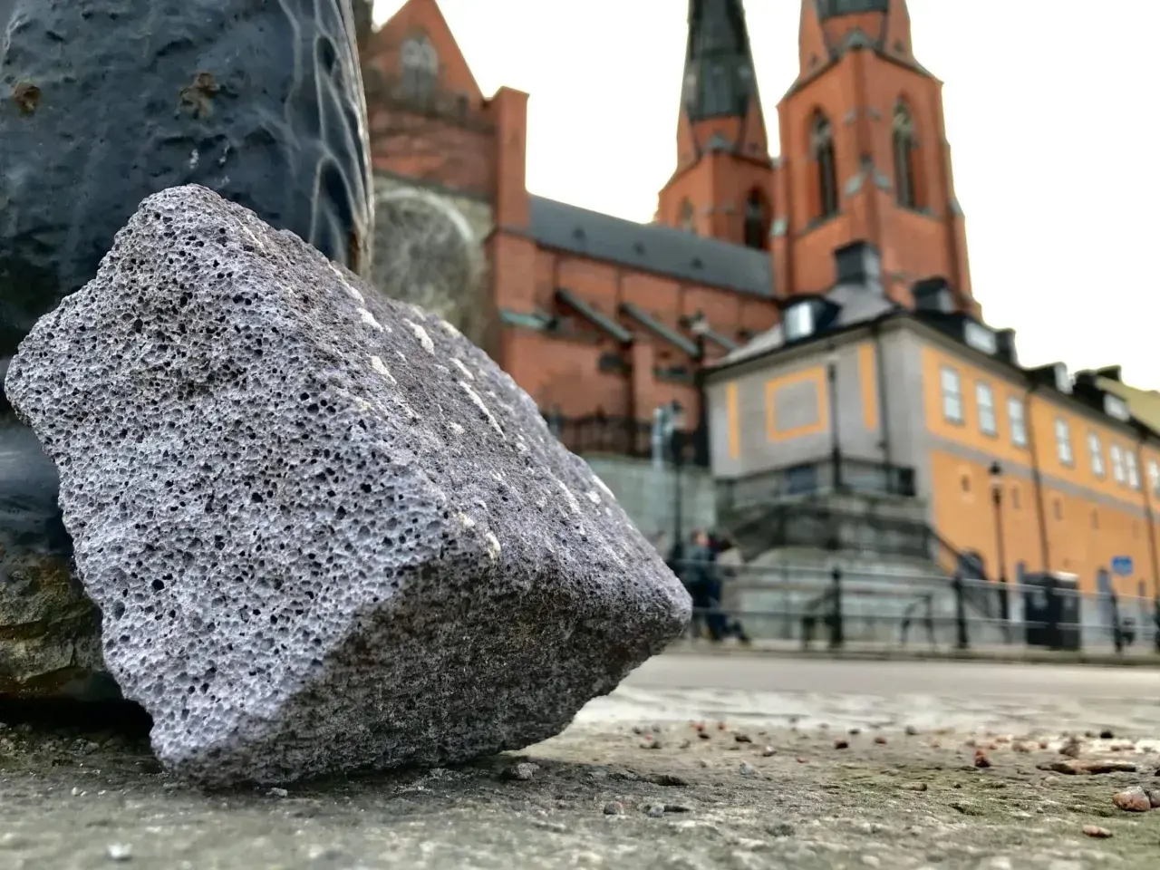 En sten av siporex, likt en bit av en gammal byggnad, ligger framför Uppsala domkyrka. Kanske en påminnelse om att även material som siporex kan innehålla radon.