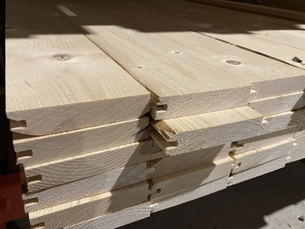 Staplade r&aring;spontbr&auml;dor, sida upp, med synliga not och fj&auml;der. Perfekt f&ouml;r ditt n&auml;sta byggprojekt.