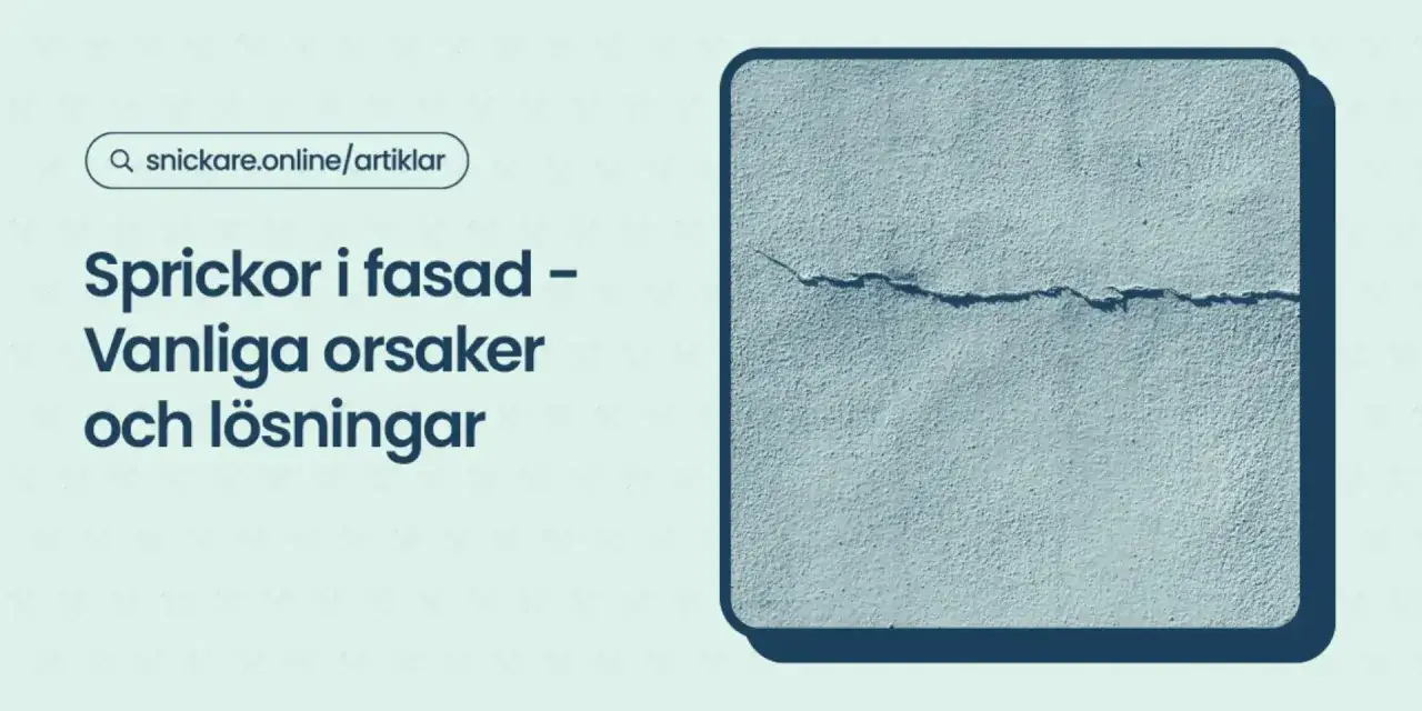 En l&aring;ng, oj&auml;mn spricka i en ljusbl&aring;, texturerad fasad.
