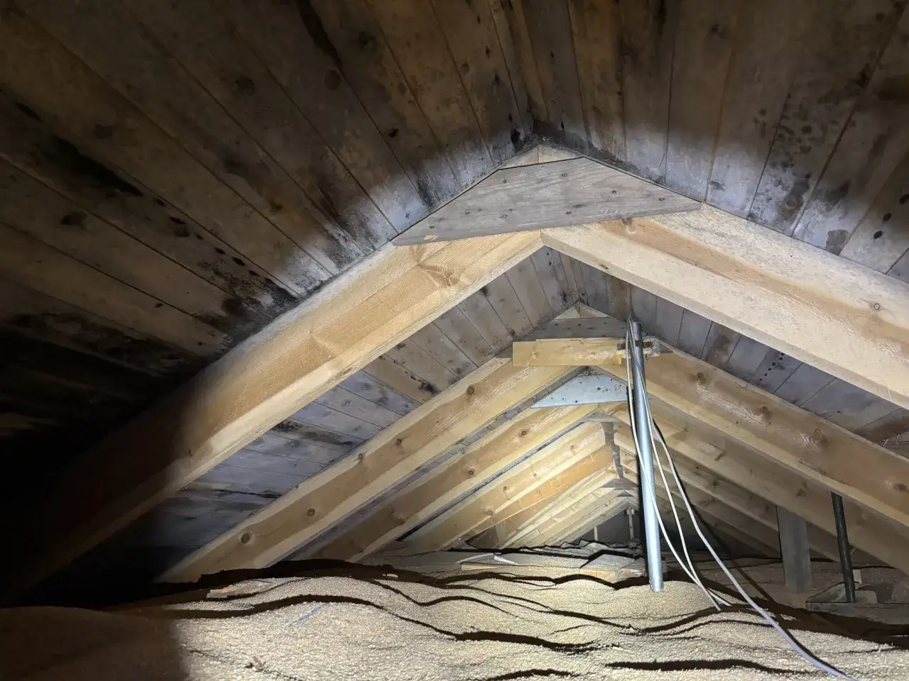 Vindens tr&auml;bj&auml;lkar och br&auml;dor i ett gammalt hus. Damm och isolering t&auml;cker golvet. D&aring;lig ventilation kan orsaka fuktfl&auml;ckar.